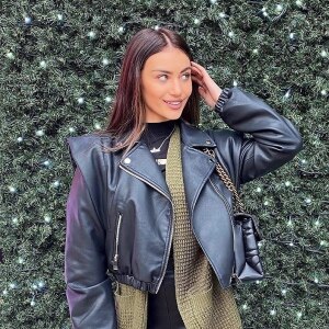 Elly, single woman